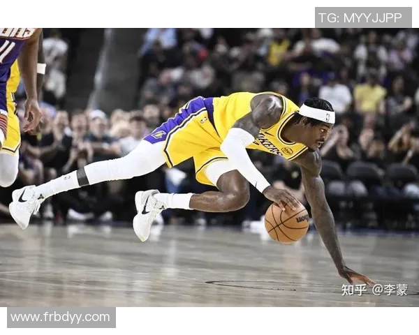 火箭与湖人激战正酣球迷期待精彩对决与绝妙瞬间